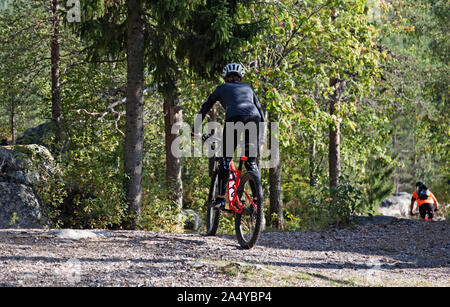 Umea, Svezia - 14 Settembre 2019: i ciclisti in mountain bike nella foresta a Hamptjarnsstugan Foto Stock