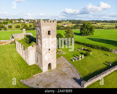 Una veduta aerea di San Giovanni Battista, in Headford, nella contea di Galway, Irlanda. Foto Stock