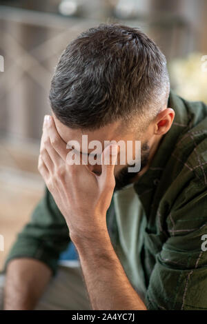 L'uomo avere mal di testa in attesa di psicoanalista Foto Stock