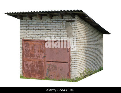 Un rurale nessun nome self-made capannone garage realizzato in bianco mattoni di silicato. Isolato su bianco Foto Stock