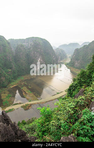 Appendere Mua scenario di picco adestination porpular con turistico con una breve passeggiata fino al picco vicino a Ninh Binh, Tam Coc, Hanoi, Vietnam del Nord Foto Stock