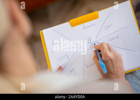 Psicologo analizzando lo stato mentale del cliente e creare delle note Foto Stock