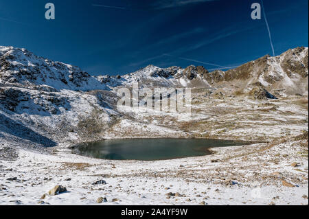 Macun laghi in autunno con la prima neve Foto Stock