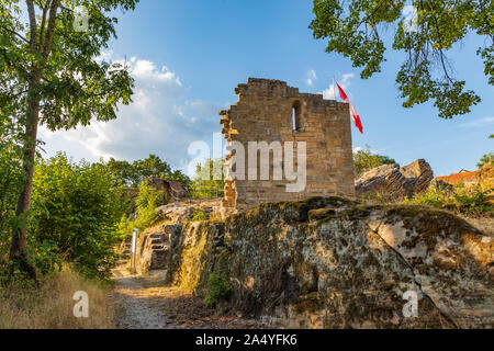 HASSBERGE, Germania - circa giugno, 2019: la rovina del castello di Lichtenstein nella contea di Hassberge, Baviera, Germania Foto Stock