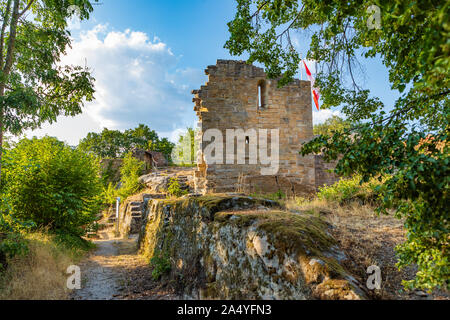 HASSBERGE, Germania - circa giugno, 2019: la rovina del castello di Lichtenstein nella contea di Hassberge, Baviera, Germania Foto Stock