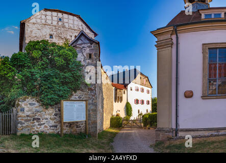 HASSBERGE, Germania - circa giugno, 2019: la rovina del castello di Lichtenstein nella contea di Hassberge, Baviera, Germania Foto Stock