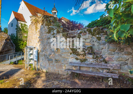 HASSBERGE, Germania - circa giugno, 2019: la rovina del castello di Lichtenstein nella contea di Hassberge, Baviera, Germania Foto Stock