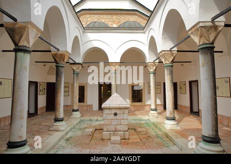 SARAJEVO, BOSNIA ERZEGOVINA - 22 settembre 2019: il cortile interno di Gazi Husrev bey il museo, situato in Kursumlija Medrasa Foto Stock