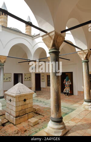 SARAJEVO, BOSNIA ERZEGOVINA - 22 settembre 2019: il cortile interno di Gazi Husrev bey il museo, situato in Kursumlija Medrasa Foto Stock