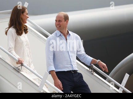 Il Duca e la Duchessa di Cambridge a piedi verso il basso le fasi di un piano come essi arrivano a Lahore, sul quarto del royal visita in Pakistan. Foto Stock