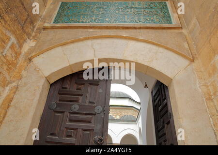 SARAJEVO, BOSNIA ERZEGOVINA - 22 settembre 2019: la principale porta di ingresso a Gazi Husrev bey il museo, situato in Kursumlija Medrasa Foto Stock