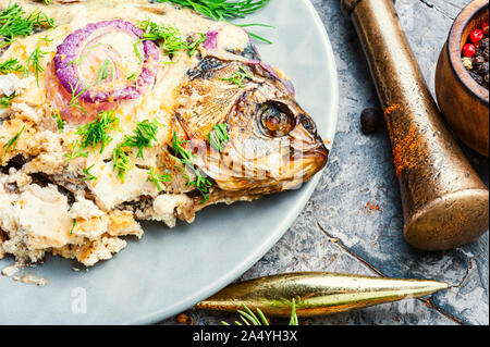 Pesce al forno in panna acida salsa per la tavola del Natale.alimenti per pesci. Foto Stock