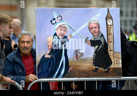 Kaya Mar con uno di huis cartoni animati politici dipicting la regina e John Bercow - Altoparlante della House of Commons - in conflitto, il College Green, abbiamo Foto Stock