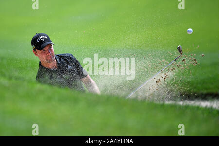 Sanya, cinese della provincia di Hainan. Xvii oct, 2019. Ben Stow di Inghilterra hits durante il primo round in abbinamento alla sfida europea Golf Tour 2019 Hainan Open di Sanya, sud della Cina di Hainan Provincia, il 17 ottobre, 2019. Credito: Guo Cheng/Xinhua/Alamy Live News Foto Stock