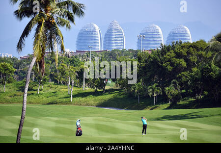 Sanya, cinese della provincia di Hainan. Xvii oct, 2019. K.P. Lin di Taipei cinese hits durante il primo round in abbinamento alla sfida europea Golf Tour 2019 Hainan Open di Sanya, sud della Cina di Hainan Provincia, il 17 ottobre, 2019. Credito: Guo Cheng/Xinhua/Alamy Live News Foto Stock