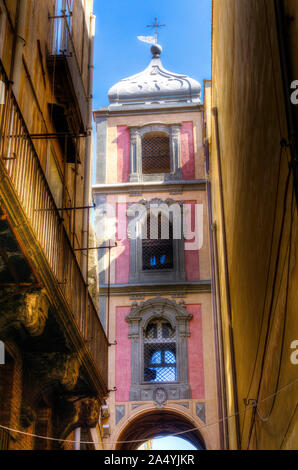 L'Italia, Campania, Napoli, Via San Gregorio Armeno, il Belfry Foto Stock