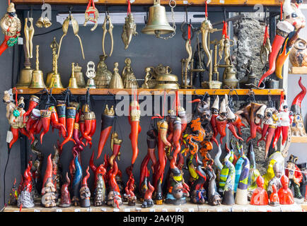 L'Italia, Campania, Napoli, Spaccanapoli, il negozio di souvenir Foto Stock