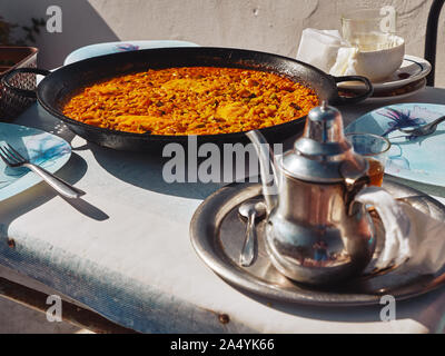 In casa la paella marocchino con tè alla menta in una tipica pentola, Essaouira, Marocco Foto Stock