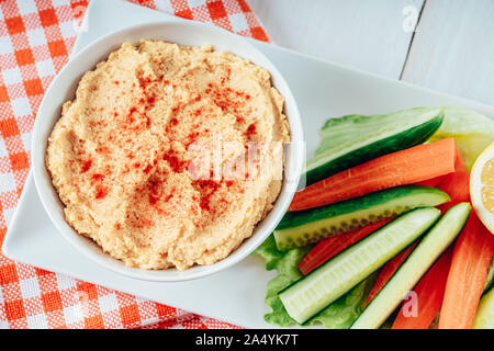 Hummus Dip per bastoncini di verdure Foto Stock