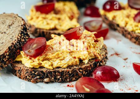 Pollo e curry panini con uve rosse e chutney di mango Foto Stock