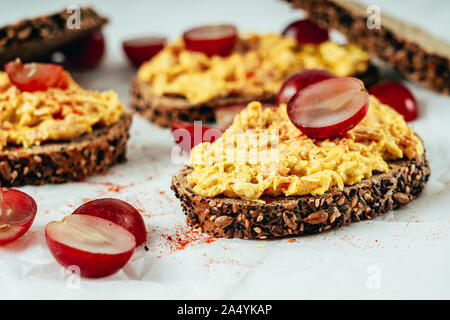 Pollo e curry panini con uve rosse e chutney di mango Foto Stock