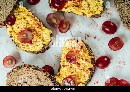 Pollo e curry panini con uve rosse e chutney di mango Foto Stock