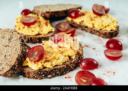 Pollo e curry panini con uve rosse e chutney di mango Foto Stock