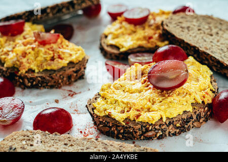 Pollo e curry panini con uve rosse e chutney di mango Foto Stock