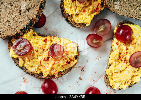 Pollo e curry panini con uve rosse e chutney di mango Foto Stock