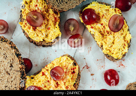 Pollo e curry panini con uve rosse e chutney di mango Foto Stock