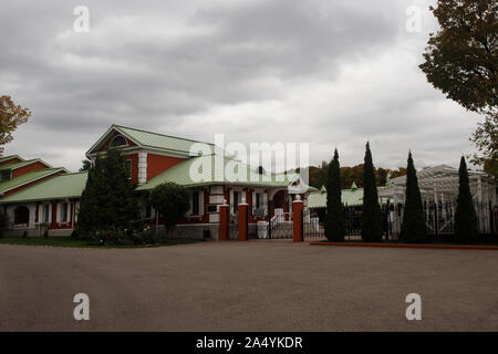 Mosca, Russia, 09.30.2019. Parco Kuskovo . Bellissima gotica complesso architettonico del sud di Mosca con un palazzo, musei e un grande parco fo Foto Stock