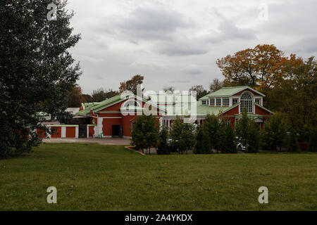 Mosca, Russia, 09.30.2019. Parco Kuskovo . Bellissima gotica complesso architettonico del sud di Mosca con un palazzo, musei e un grande parco fo Foto Stock