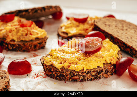 Pollo e curry panini con uve rosse e chutney di mango Foto Stock