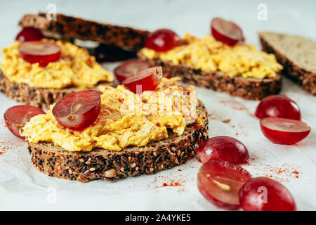 Pollo e curry panini con uve rosse e chutney di mango Foto Stock