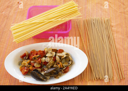 Spaghetti allo scoglio con frutti di mare suate Foto Stock