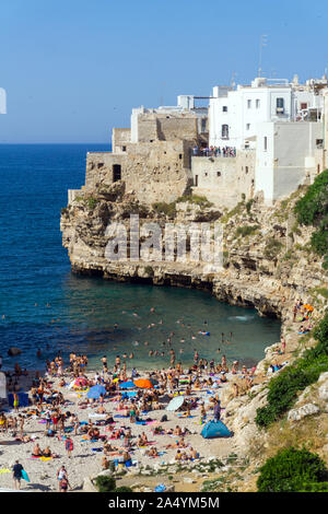 L'Italia, Puglia, Polignano a Mare e la spiaggia. Foto Stock