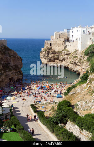 L'Italia, Puglia, Polignano a Mare e la spiaggia. Foto Stock