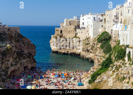 L'Italia, Puglia, Polignano a Mare e la spiaggia. Foto Stock