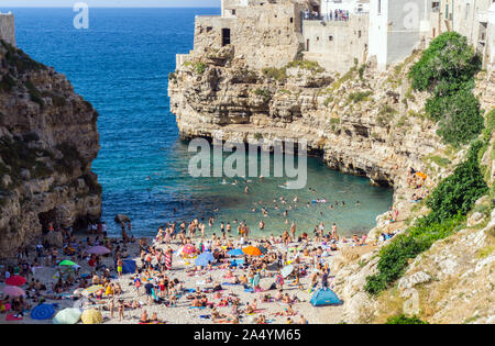 L'Italia, Puglia, Polignano a Mare e la spiaggia. Foto Stock