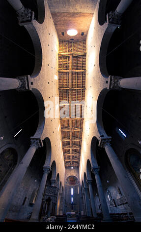 Interior Fisheye medievale di Sant'Andrea Chiesa in Pistoia Toscana Italia visto dal di sotto con colonne in pietra e in legno capriate Foto Stock