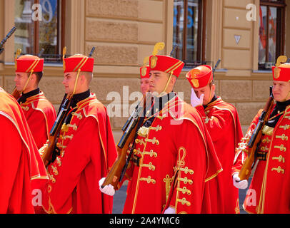 Zagabria, Croazia : Royal Cravats del reggimento di soldati a piedi giù per la strada verso il cambio della guardia di fronte la chiesa di San Marco Foto Stock