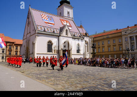 Zagabria, Croazia - Royal Cravats del reggimento di soldati a piedi giù per la strada dopo il cambio della guardia di fronte la chiesa di San Marco Foto Stock