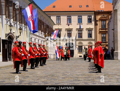 Zagabria, Croazia Royal Cravats del reggimento di soldati schierati con la sostituzione presentante bracci durante il cambio della guardia Foto Stock