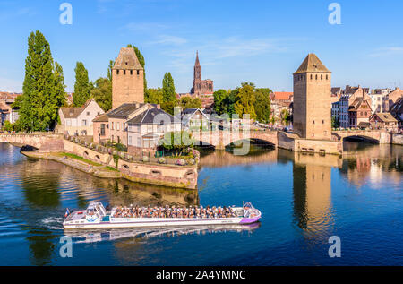 La Ponts Couverts (ponti coperti) nel quartiere Petite France e alla cattedrale di Strasburgo nella distanza con un tour crociera in barca sul fiume. Foto Stock