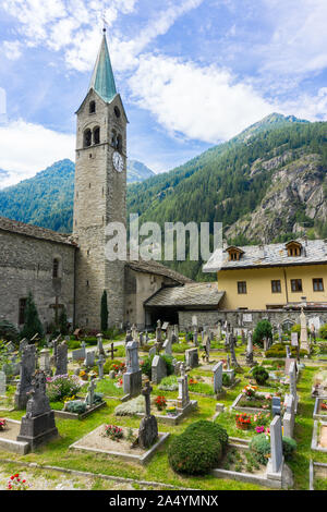 L'Italia, Valle d'Aosta, Gressoney-Saint-Jean, il cimitero di San Giovanni Battista torre campanaria di sfondi Foto Stock