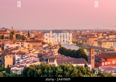 Firenze Toscana Italia mondo famoso cityscape da Piazzale Michelangelo colline giù sul fiume Arno e il bellissimo Ponte Vecchio Foto Stock