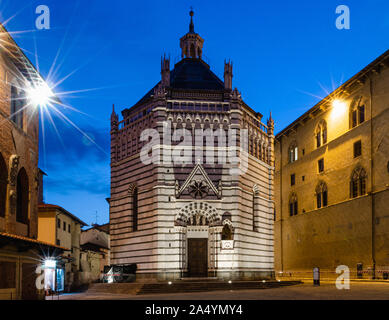 Pistoia Toscana Italia il vecchio monumento gotico battistero tempio situato nella piazza principale della città bellissima Piazza Duomo vista notturna Foto Stock