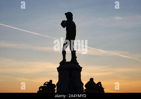 Firenze Toscana Italia famoso David di Michelangelo forma profilo silhouette in nero contro il cielo chiaro Foto Stock