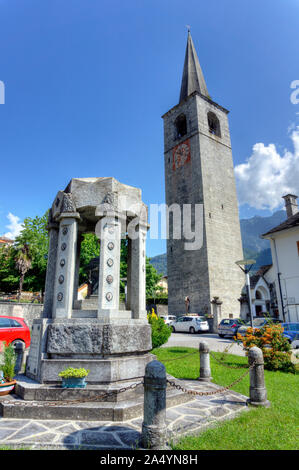 L'Italia, Piemonte, Crodo, chiesa di Santo Stefano Belfry e il monumento in memoria Foto Stock