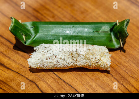 Jaja Bendu o Jaje Bendu, Indonesiano tradizionale dolce fatto di riso appiccicoso e noce di cocco, avvolto in foglie di banana. Bali, Indonesia. Foto Stock